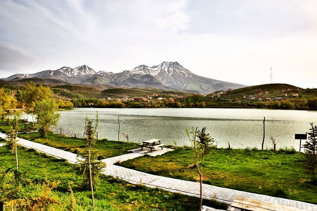 Helvadere Parkından Helvadere Gölü ve Hasandağı Manzarası